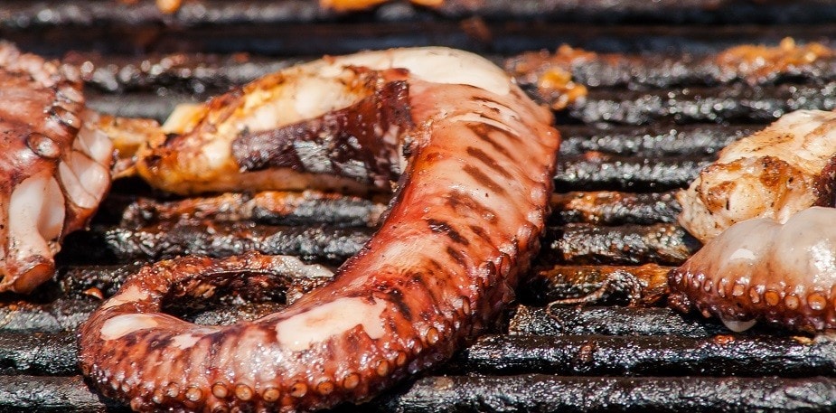 Tapas espagnoles avec bois, fumée et feu