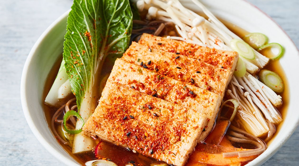 Nouilles Udon au miso accompagnées de dashi Marmite et de tofu par Alex Hall – - Recette