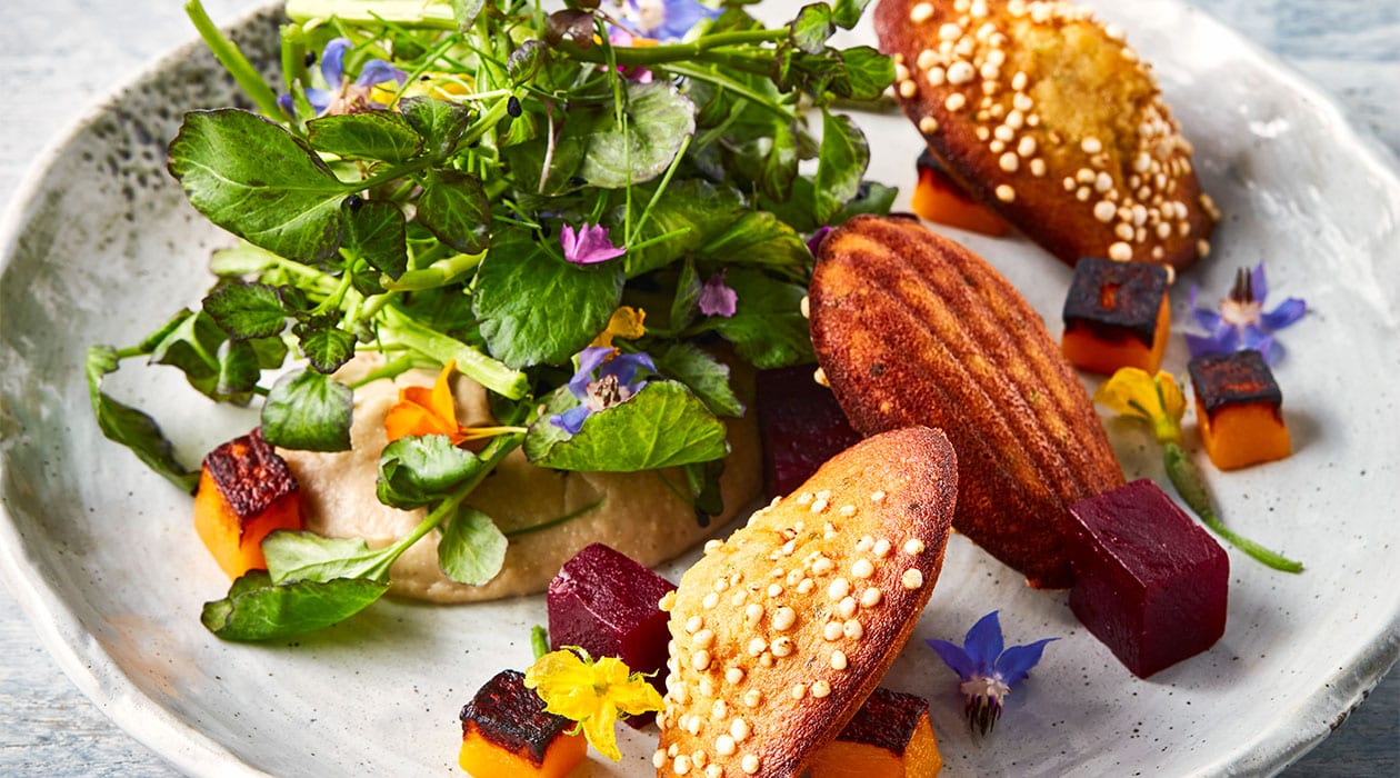 Madeleines de teff salées accompagnées de purée de topinambour à la levure et graines de tournesol par Brandon Collins – - Recette