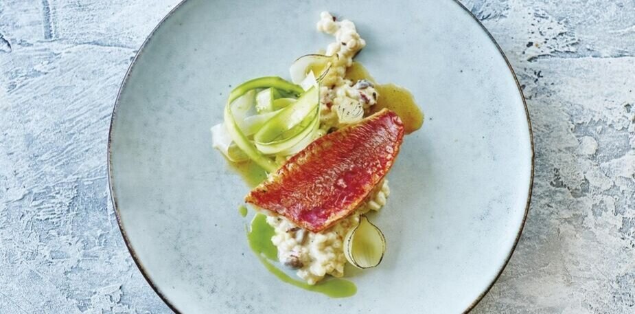 Rouget poêlé sur risotto d'orge crémeux, huile de poireaux et beurre noisette – - Recette