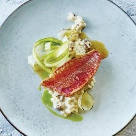 Rouget poêlé sur risotto d'orge crémeux, huile de poireaux et beurre noisette