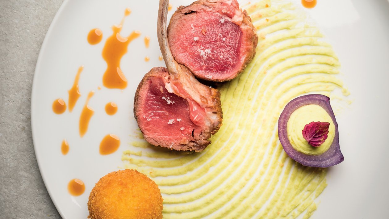 Carré d'agneau, mousseline de flageolets et cromesquis d'ail – - Recette