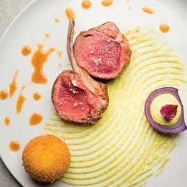 Carré d'agneau, mousseline de flageolets et cromesquis d'ail