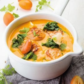 Cassolette de Saint-Jacques, bouillon de carottes, gingembre et coriandre