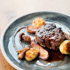 Chevreuil cuit au sautoir, cèpes bouchon et gnocchis gratinés au parmesan