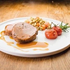 Epaule d'Agneau Confite au Miel, Curry et ail, Mirepoix et Flageolets au Jus