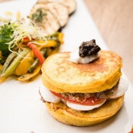 Hamburger de maïs au caviar d'aubergines et sa marmelade mexicaine