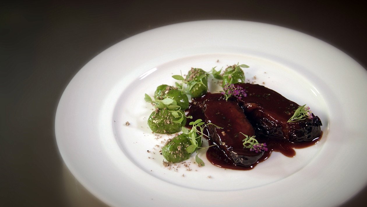 Joues de boeuf braisées, gnocchis verts truffés – - Recette