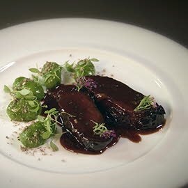 Joues de boeuf braisées, gnocchis verts truffés
