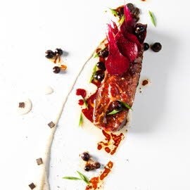 Le boeuf Charolais juste rôti, stracciatella de céleri & truffes, jus aux baies rouges par Frédéric Simonin*