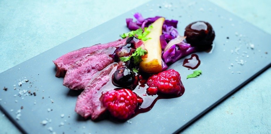 Magret de canard rôti, chou rouge et fruits rouges à l'Alsacienne – - Recette