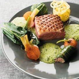 Magret et confit de canard, sauce menthe poivrée.