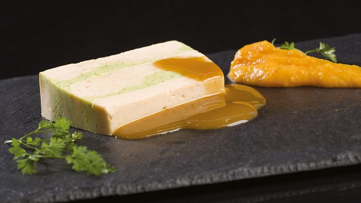 Millefeuille de Saumon et Courgette, Trait de Potiron et sa Sauce Poivre (Texture Modifiée ) – - Recette