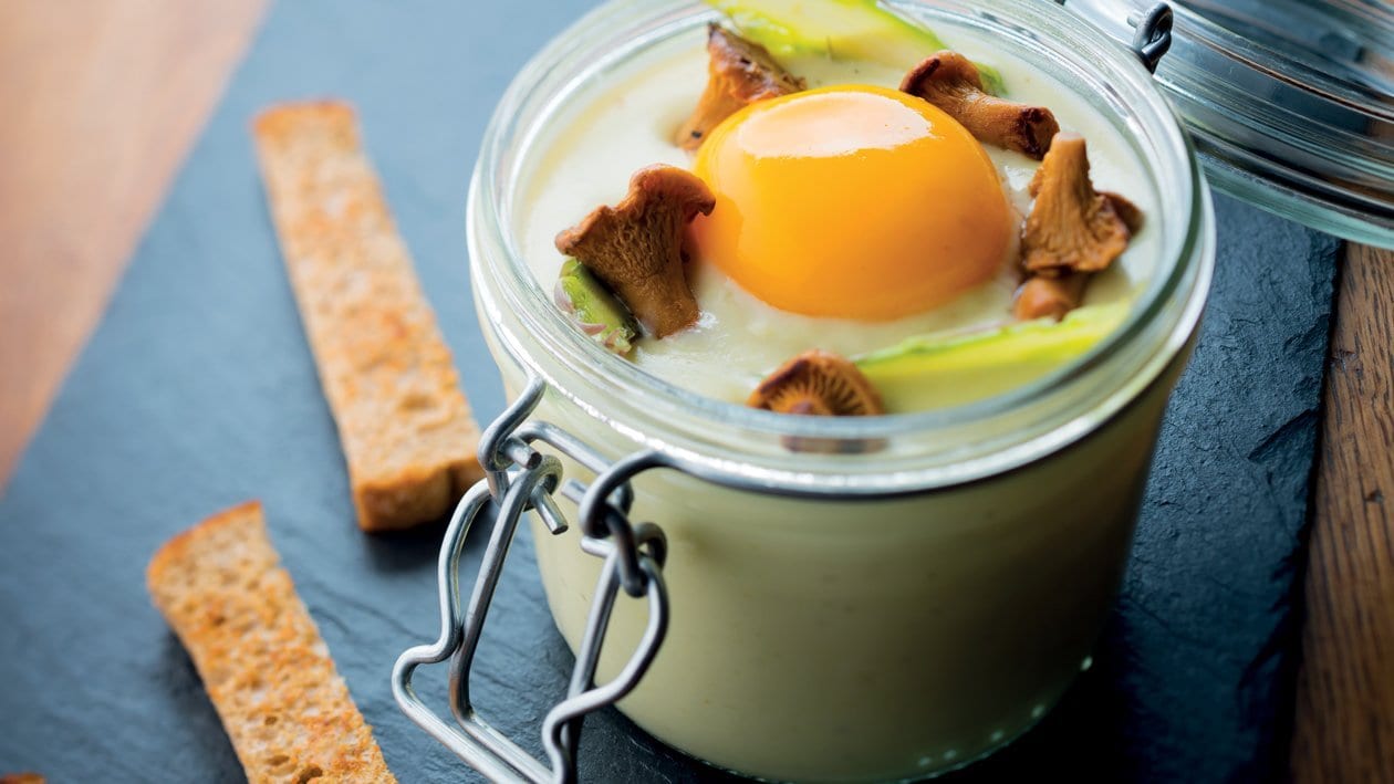 Oeuf cocotte aux asperges et aux girolles – - Recette