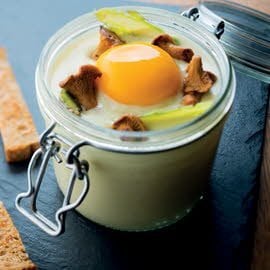 Oeuf cocotte aux asperges et aux girolles