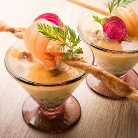 Panna cotta de carotte au pesto et chèvre, gelée royale au thé et à l'orange