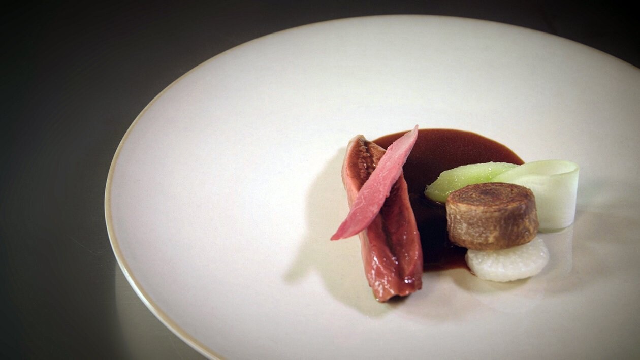 Poitrine de Canard, Chayotte mijotée au jus de navet Confit – - Recette