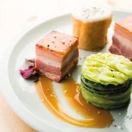 Poitrine de porc, écrasé de pommes de terre, huîtres et pieds de porc