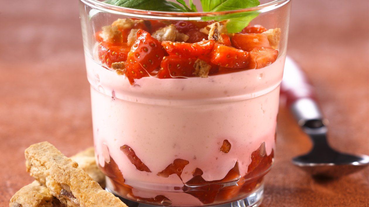 Pot de crème façon fraisier, croquants d'amandes et gariguettes de Provence – Recette