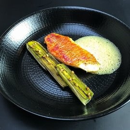 Rouget aux jeunes poireaux et à la noix de coco