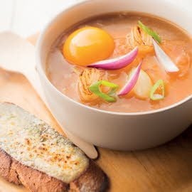 Soupe à l'oignon au vin de paille, toast au vieux comté