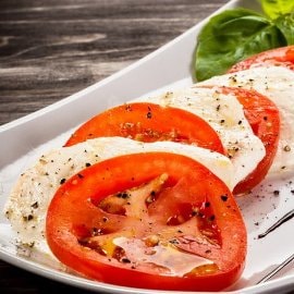 Tomate mozzarella au pesto rouge