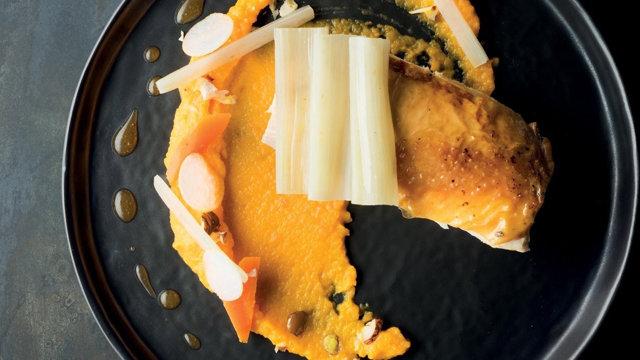 Volaille rôtie, côtes de blette, carottes et jus de volaille – - Recette