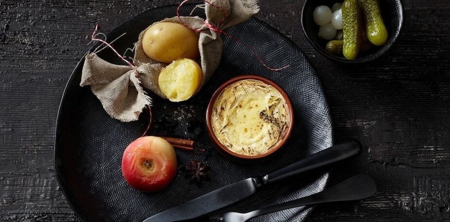 Saint-Marcelin au four avec pommes en robe des champs, pommes rôties – Recette