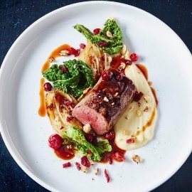 Chevreuil, noisettes torréfiées et endives braisées, sauce aux airelles