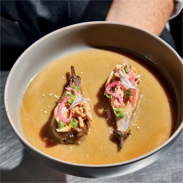 Aubergines grillées farcies au poulet en escabèche de miso.