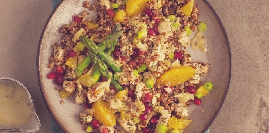 Salade de Quinoa rouge & blanc, poulet grillé, asperges, orange & vinaigrette aigre-douce – - Recette