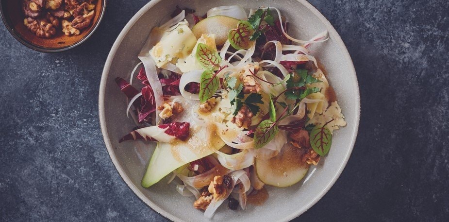 Salade de radicchio, poire, bleu et noix grillées – - Recette