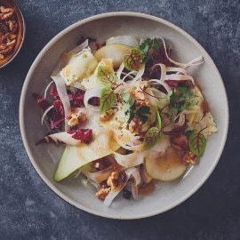 Salade de radicchio, poire, bleu et noix grillées