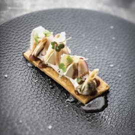 Tarte fine aux champignons, crème à la moutarde à l’ancienne, parmesan et pousses de moutarde