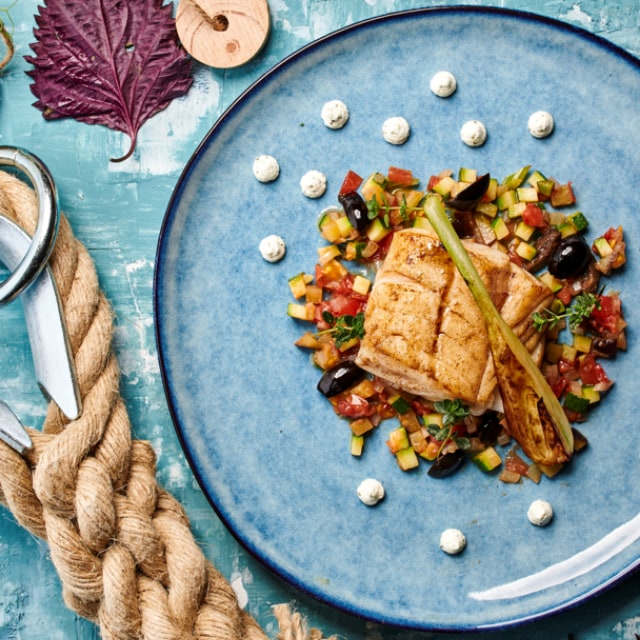 Lieu jaune poêlé, ratatouille et jus au basilic