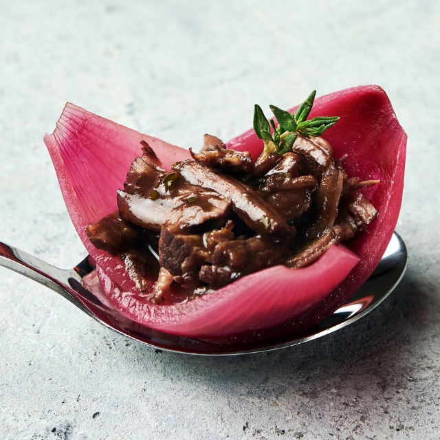 Effiloché de boeuf confit, pickles d'oignon rouge