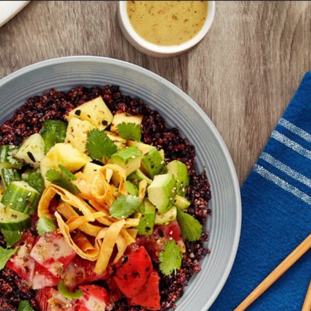 Poke bowl au thon sésame soja et tabasco