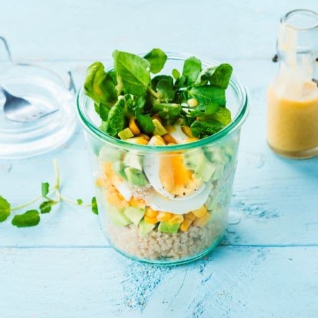 Salade végétarienne au quinoa et à l'oeuf