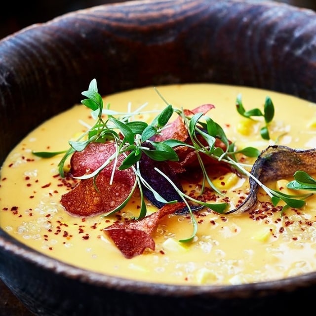 Soupe de patates douces au chili et au quinoa