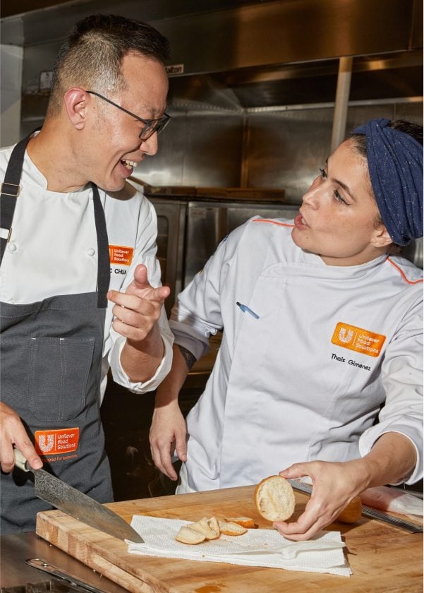 Des chefs discutent en cuisine
