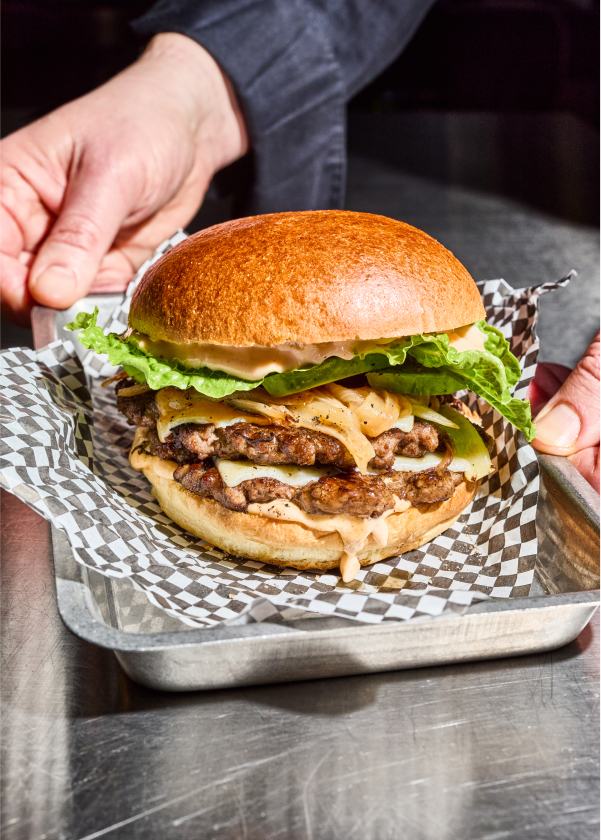 Un burger sur un plateau