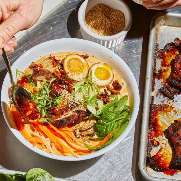 Demi-coquelêt avec salade de ramen, hollandaise mousseuse sucrée et acidulée – - Recette