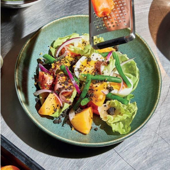 Salade niçoise avec poutargue et crumble d'olives noires. – - Recette