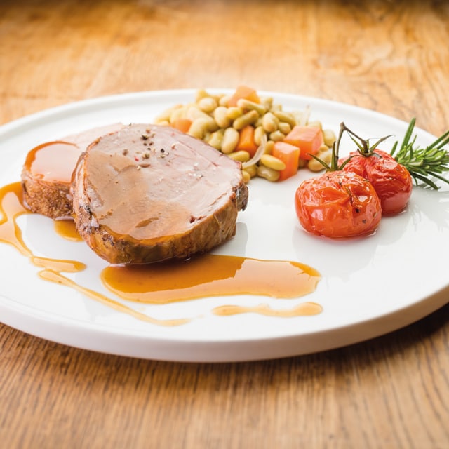 Epaule d’Agneau confite au Miel, Curry et Ail, Mirepoix et Flageolets au Jus