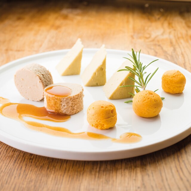 Epaule d’Agneau au Miel, Curry et Ail, Mirepoix et Flageolets au Jus (Manger-Main)