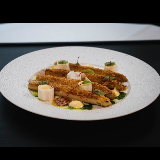 Recette: Les asperges Blanches, Vinaigrette de Moutarde à l’ancienne et Sabayon au vin d’Arbois 