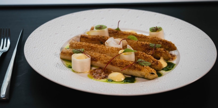 Recette: Les asperges Blanches, Vinaigrette de Moutarde à l’ancienne et Sabayon au vin d’Arbois 